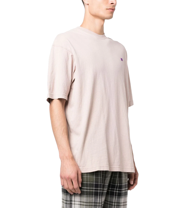 Lockeres, verblasstes T-Shirt mit Logo