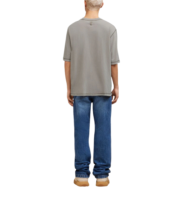 Abgeglichenes T-Shirt mit Logo