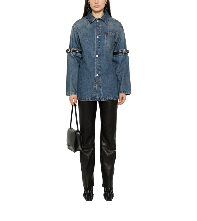 Jeanshemd mit Gürtel