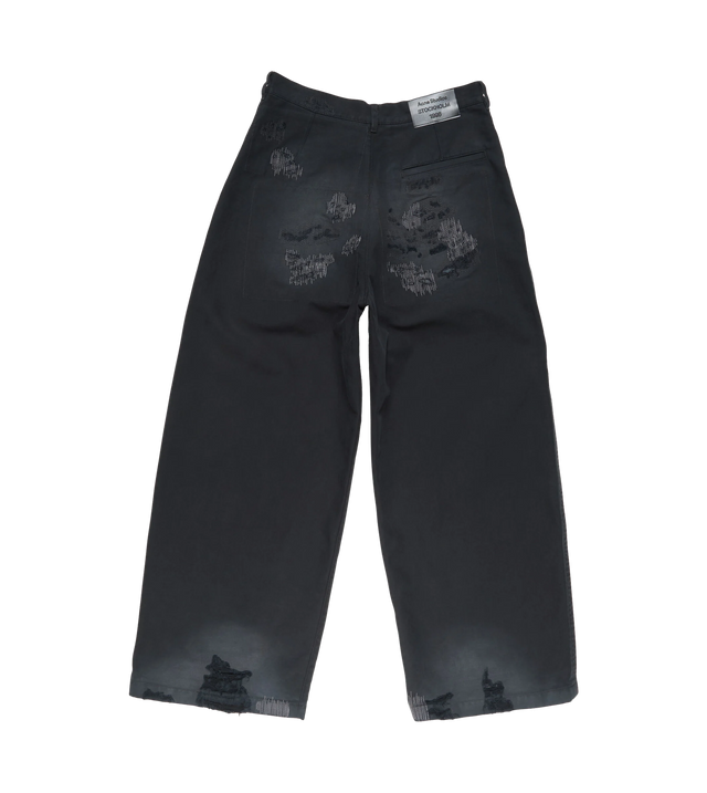 Hose mit Rissen & Flicken