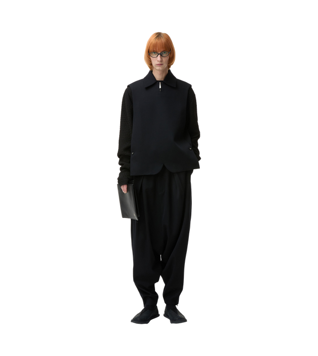 Wide-legged trousers with a low cut