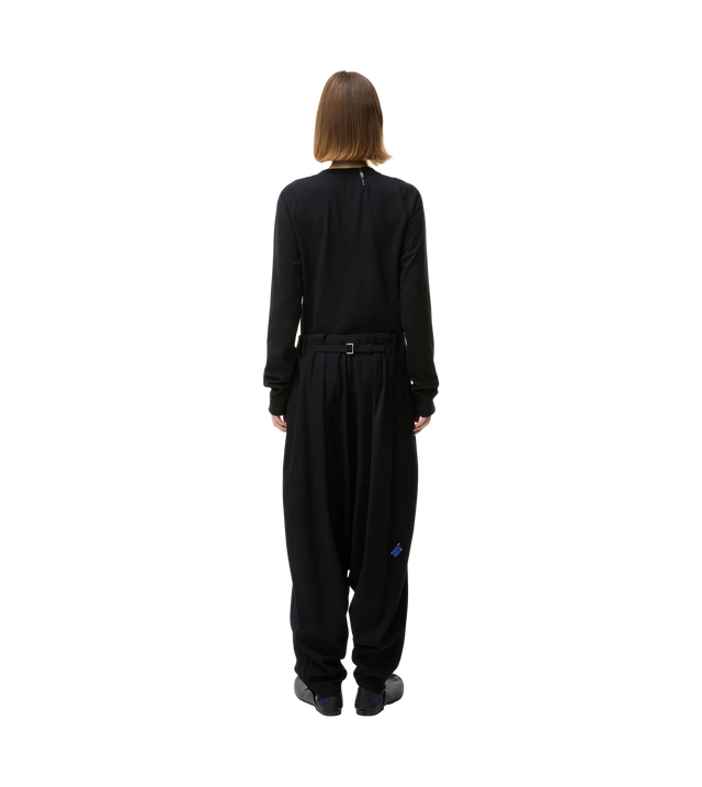 Wide-legged trousers with a low cut