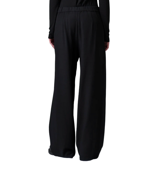 Hose mit eng anliegender Passform am Becken