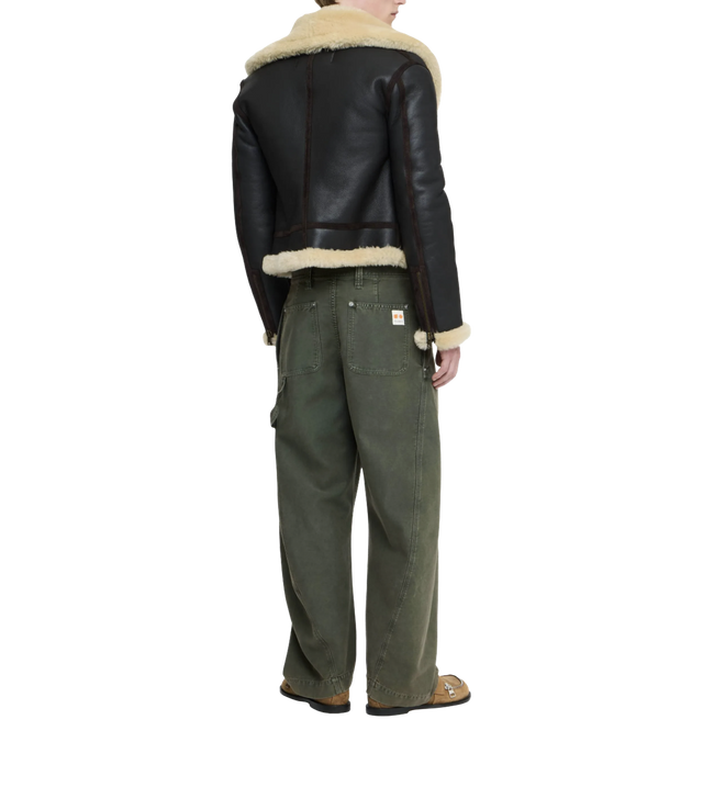 Hose mit verdrehten Nähten