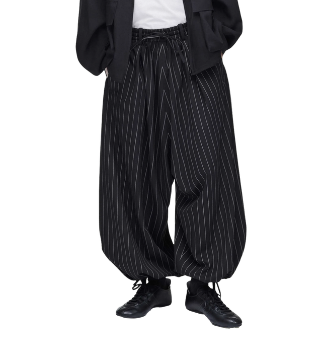 Hose mit Nadelstreifen