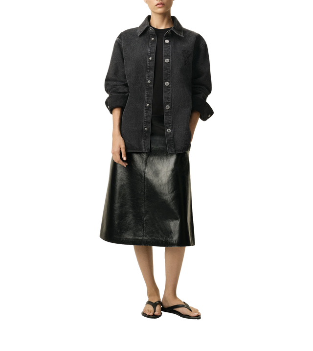 Überhemd aus schwarzem Denim in Used-Optik.