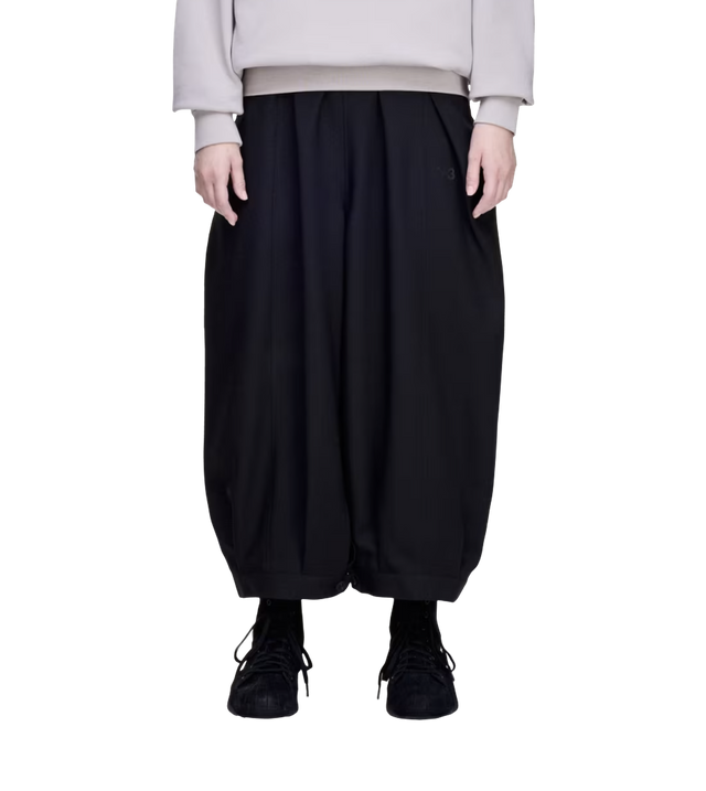 Weite Hose mit gekürztem Bein