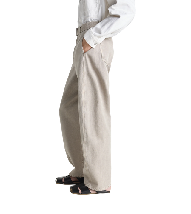 Twisted Hose aus schwerem Twill in Beige mit Gürtel
