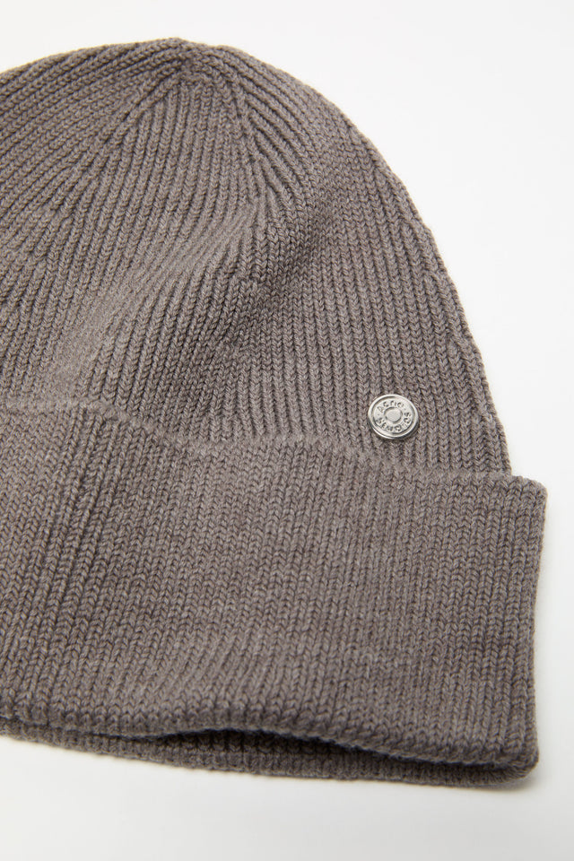 Rippstrick-Beanie aus Wolle mit Niete
