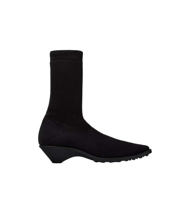 Anna Stiefeletten x Issey Miyake