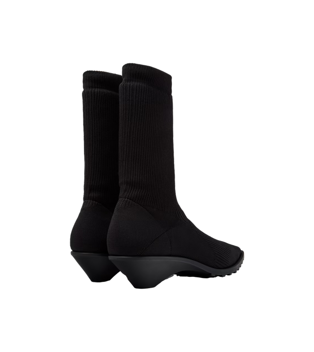 Anna Stiefeletten x Issey Miyake