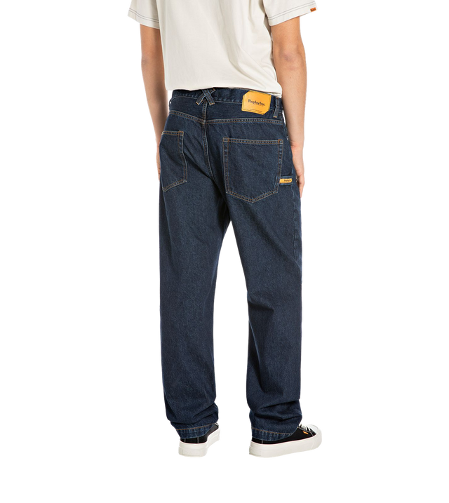 Jeans in dunkler Waschung