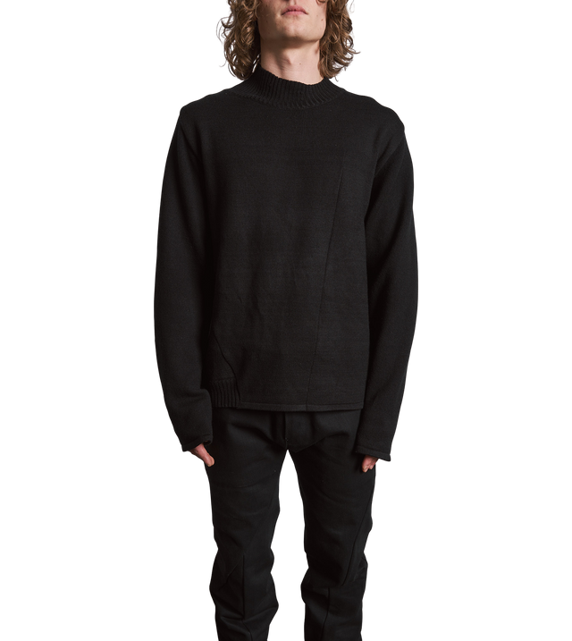 Rippstrickpullover mit asymetrischen Akzenten