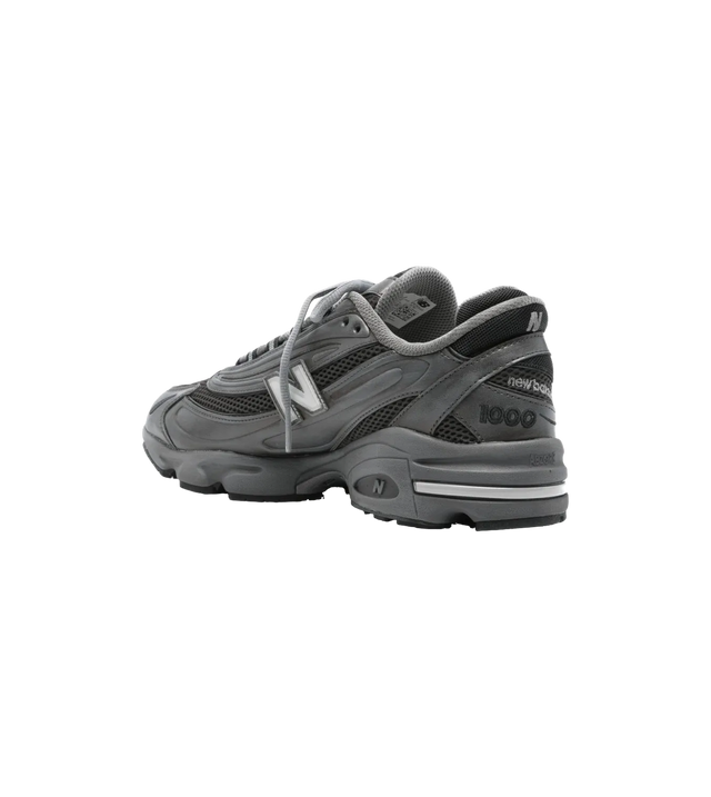 1000 Sneakers mit Mesh-Einsätzen