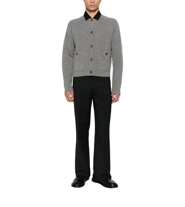 Strickjacke mit gehämmerten Knöpfen