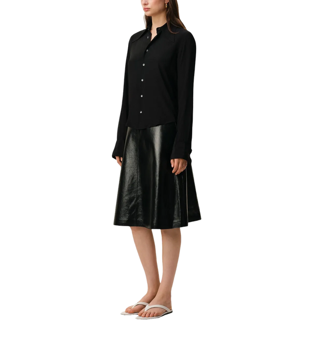 Krepphemd mit spitzem Kragen