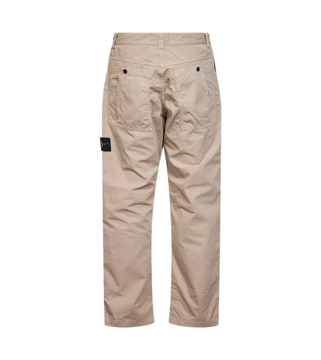 Beige Hose mit Logo-Patch und aufgesetzten Taschen