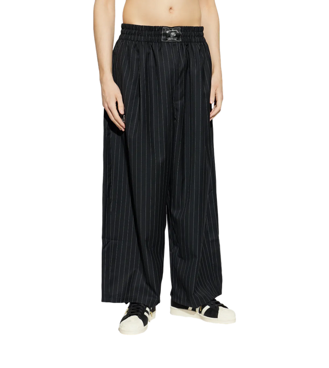 Weite Hose mit Nadelstreifen