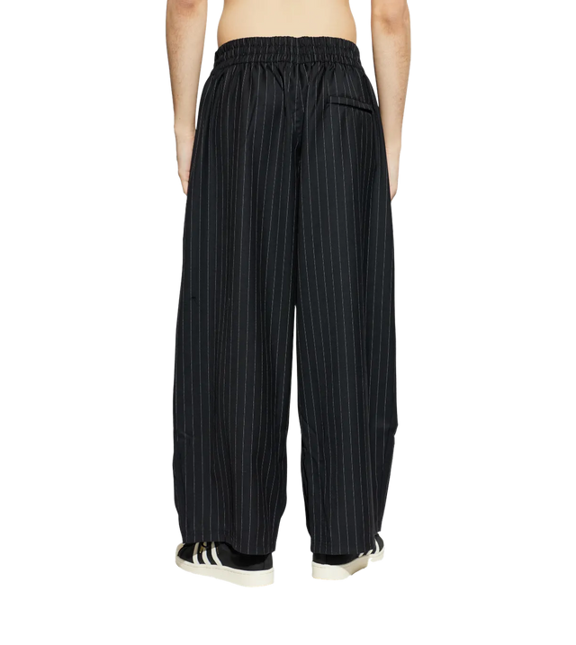 Weite Hose mit Nadelstreifen