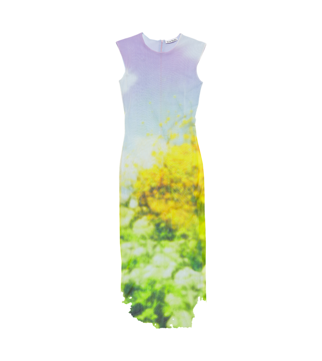 Ärmelloses Kleid ist mit verschwommenem Landschaftsprint