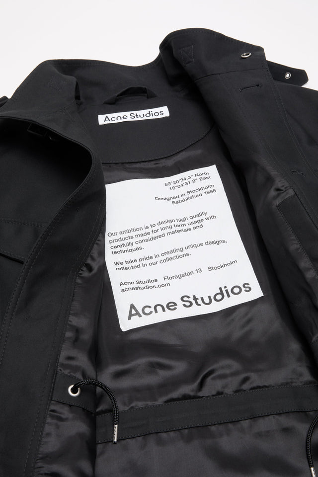 Blousonjacke aus Baumwollsatin mit Lederpatch