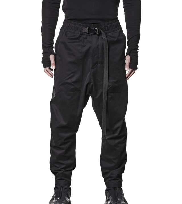 Lockere Hose mit integriertem Gürtel