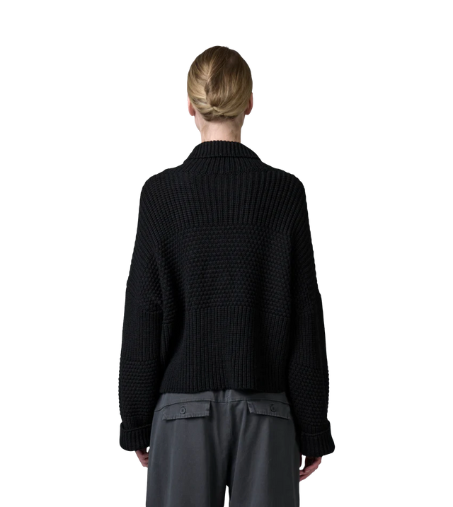 Kettenstrickpullover aus reiner Wolle mit hohem Rippkragen