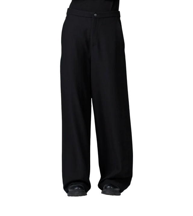 Hose mit eng anliegender Passform am Becken