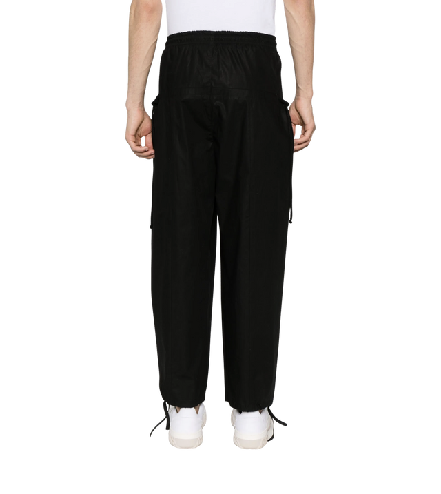 Weite Hose mit Kordelzug