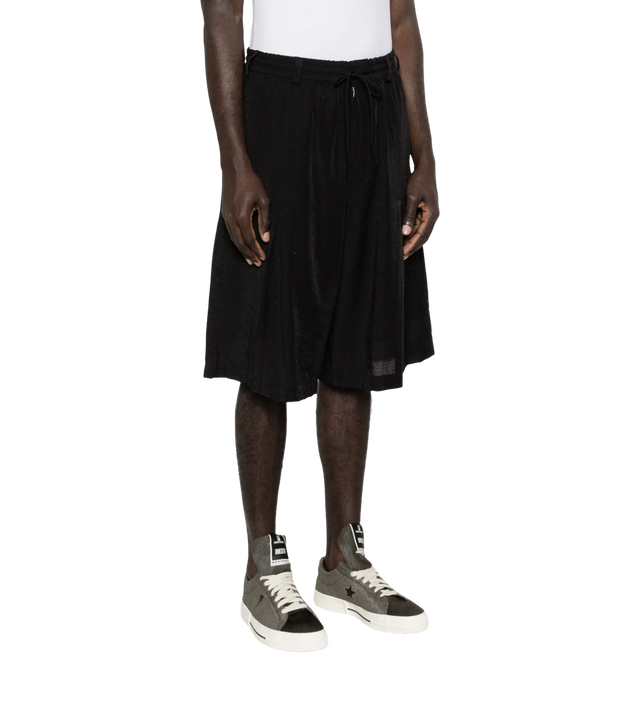 Plissierte Shorts mit Kordelzug