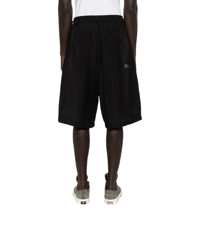 Plissierte Shorts mit Kordelzug