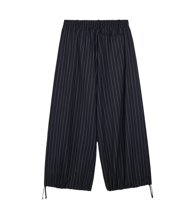 Hose mit Nadelstreifen