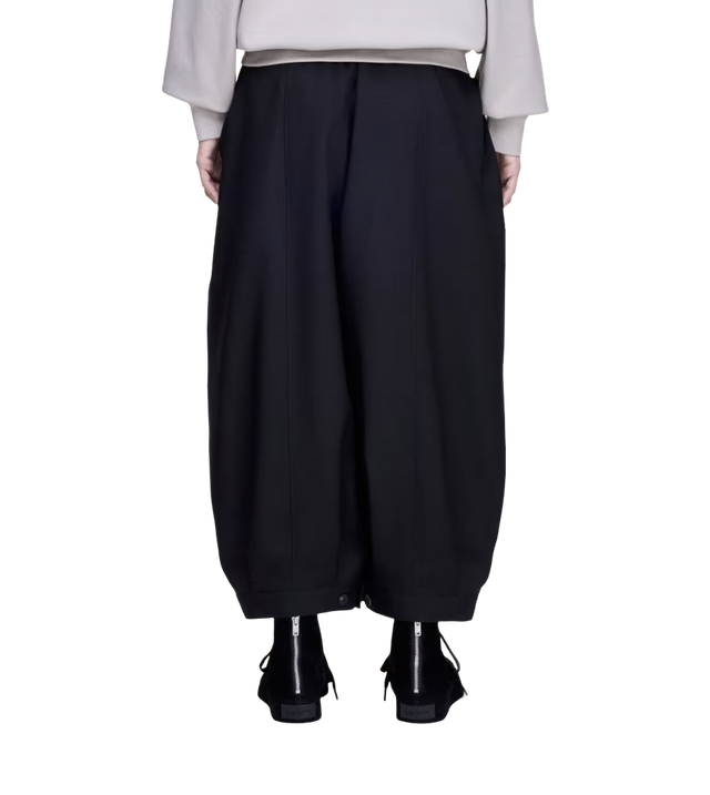 Weite Hose mit gekürztem Bein