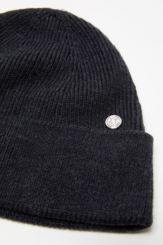 Rippstrick-Beanie aus Wolle mit Niete