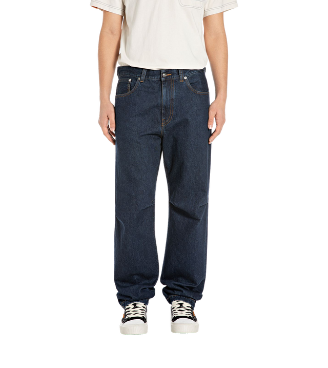 Jeans in dunkler Waschung