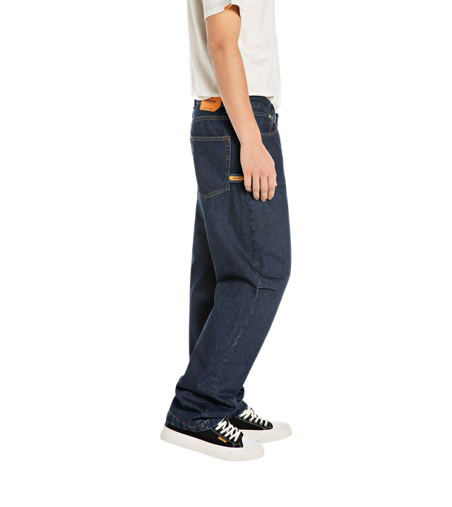 Jeans in dunkler Waschung