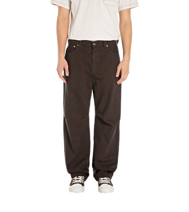 Hose mit Nadelstreifenmuster