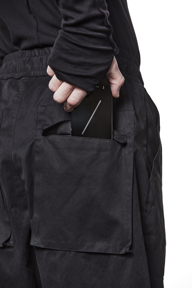 Lockere Hose mit integriertem Gürtel