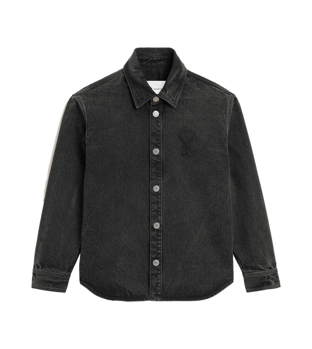 Überhemd aus schwarzem Denim in Used-Optik.